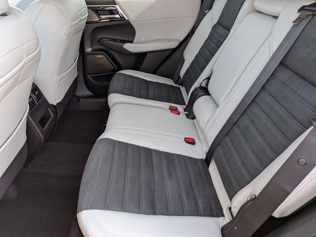 2026 Mitsubishi Outlander LE