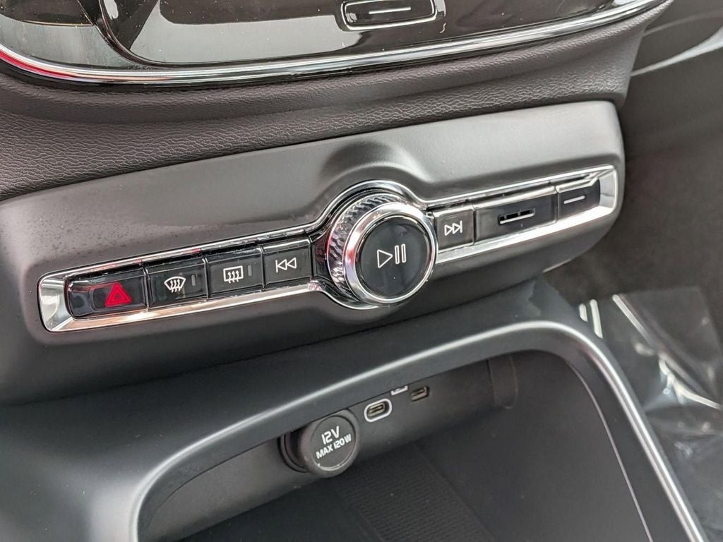 2026 Volvo XC40 B5 Plus